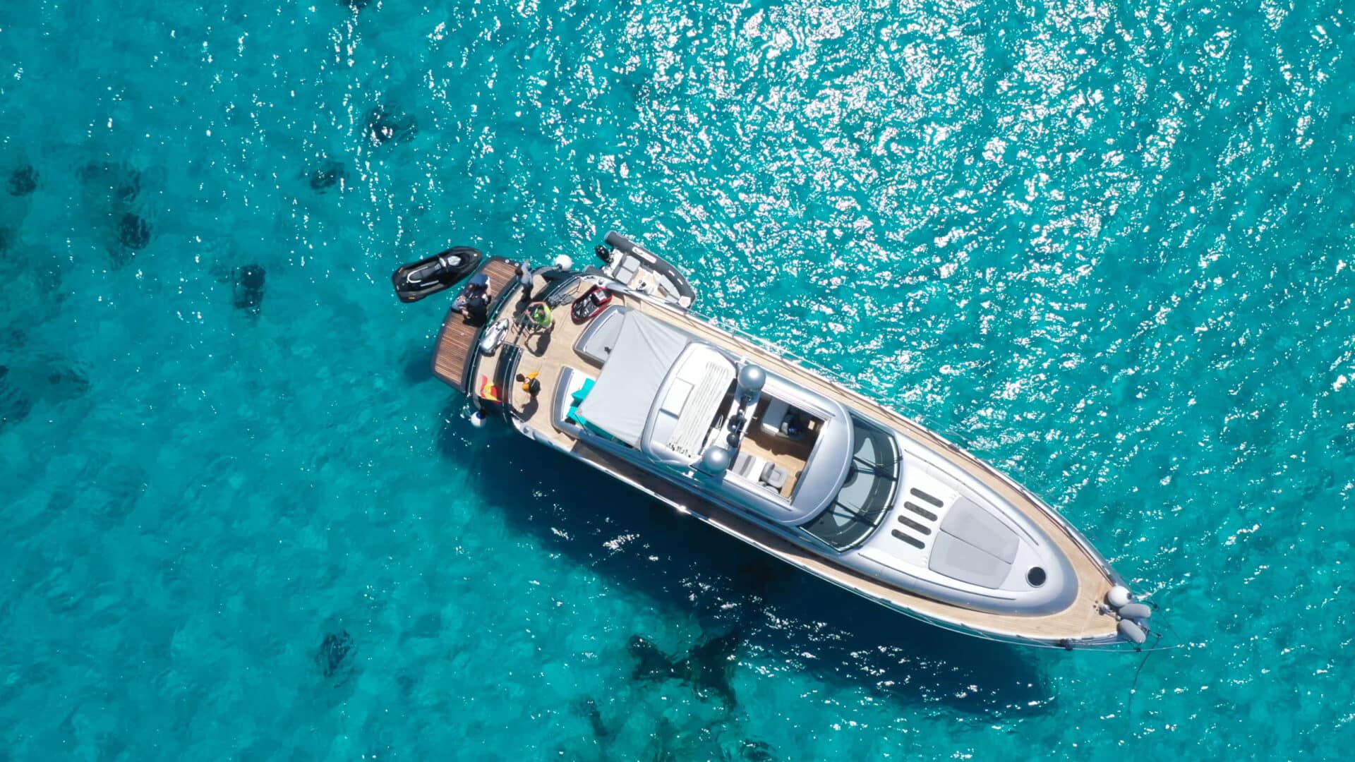 08 Princess 65 Laya arial Laya es el yate de alquiler más grande de Menorca